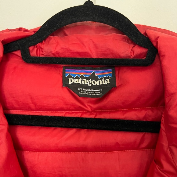 Patagonia Men's XL Red Puffer Jacket with Hood - Picture 4 of 9